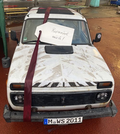 Lada mit Geschenkanhänger beim Adventsbasar 2